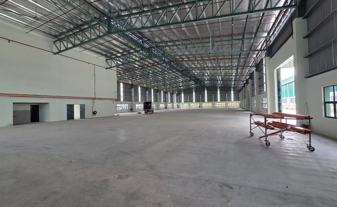 Kempas warehouse for rent near Kempas Toll with 21,485 sq.ft. built-up area and 400 Amp power supply