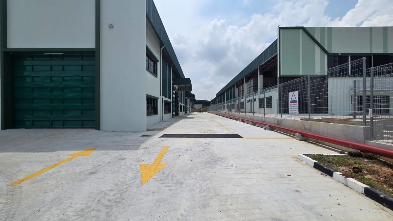 Kempas warehouse for rent near Kempas Toll with 21,485 sq.ft. built-up area and 400 Amp power supply