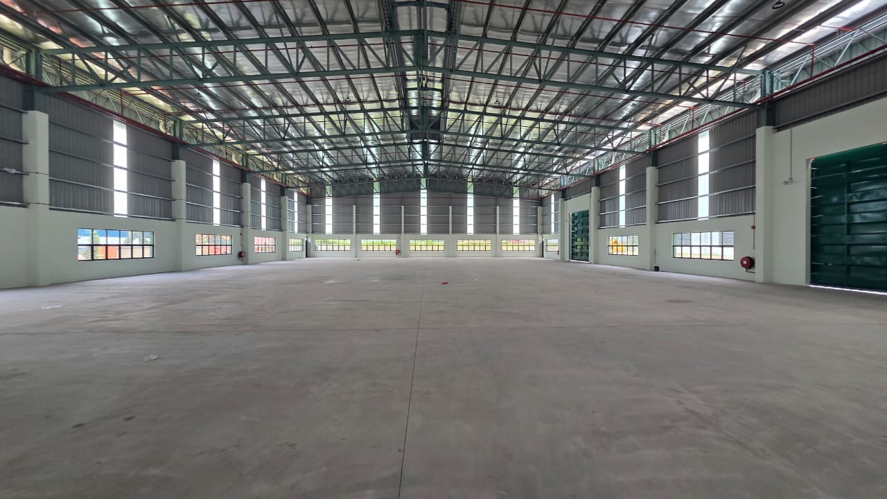 Kempas warehouse for rent near Kempas Toll with 21,485 sq.ft. built-up area and 400 Amp power supply