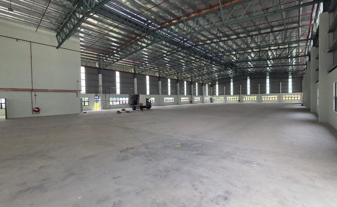 Kempas warehouse for rent near Kempas Toll with 21,485 sq.ft. built-up area and 400 Amp power supply