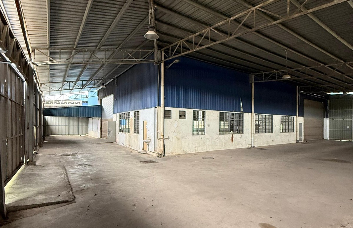 aman Desa Idaman Senai corner detached factory for rent with 40,875 sq.ft. land area