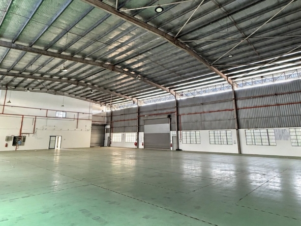 aman Desa Idaman Senai corner detached factory for rent with 40,875 sq.ft. land area