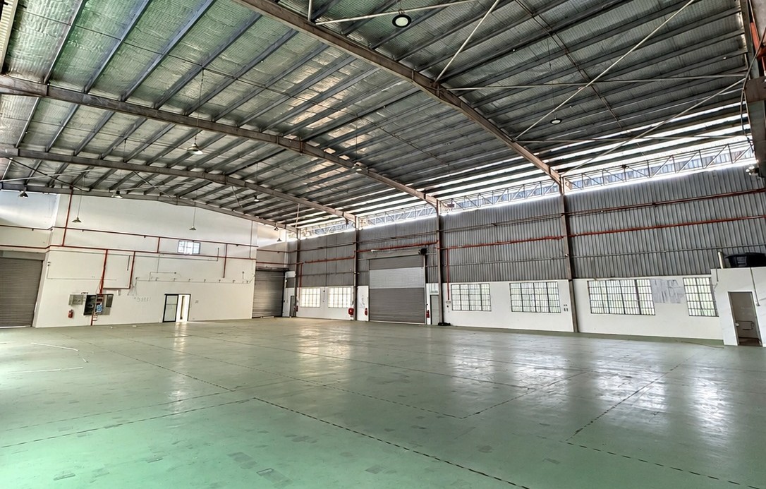 aman Desa Idaman Senai corner detached factory for rent with 40,875 sq.ft. land area