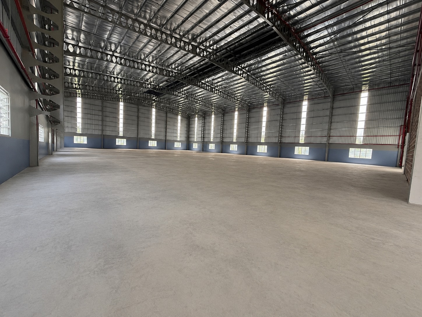 Senai Idaman detached factory for rent with 30,615 sq.ft. built-up area, 12-metre ceiling height and 1,200 Amp power supply.