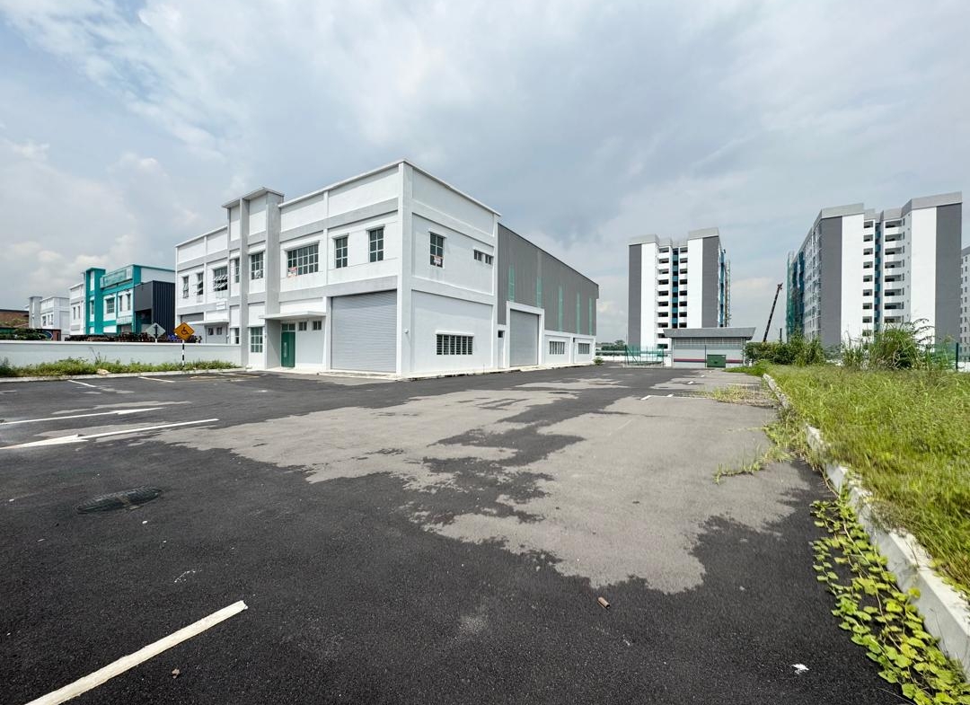 Taman Desa Idaman Senai 1.5-storey corner semi-detached factory for rent with 17,827 sq.ft. land area and 9-metre ceiling height.