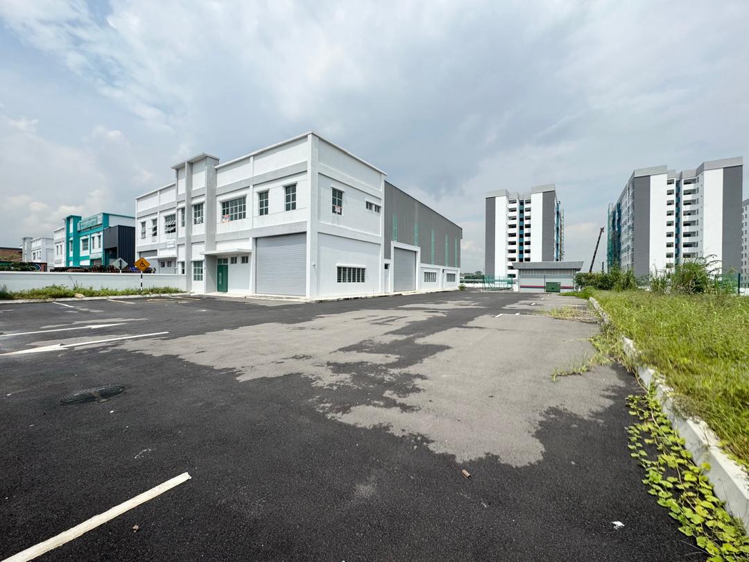 Taman Desa Idaman Senai 1.5-storey corner semi-detached factory for rent with 17,827 sq.ft. land area and 9-metre ceiling height.