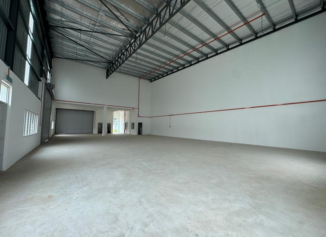 Taman Desa Idaman Senai 1.5-storey corner semi-detached factory for rent with 17,827 sq.ft. land area and 9-metre ceiling height.