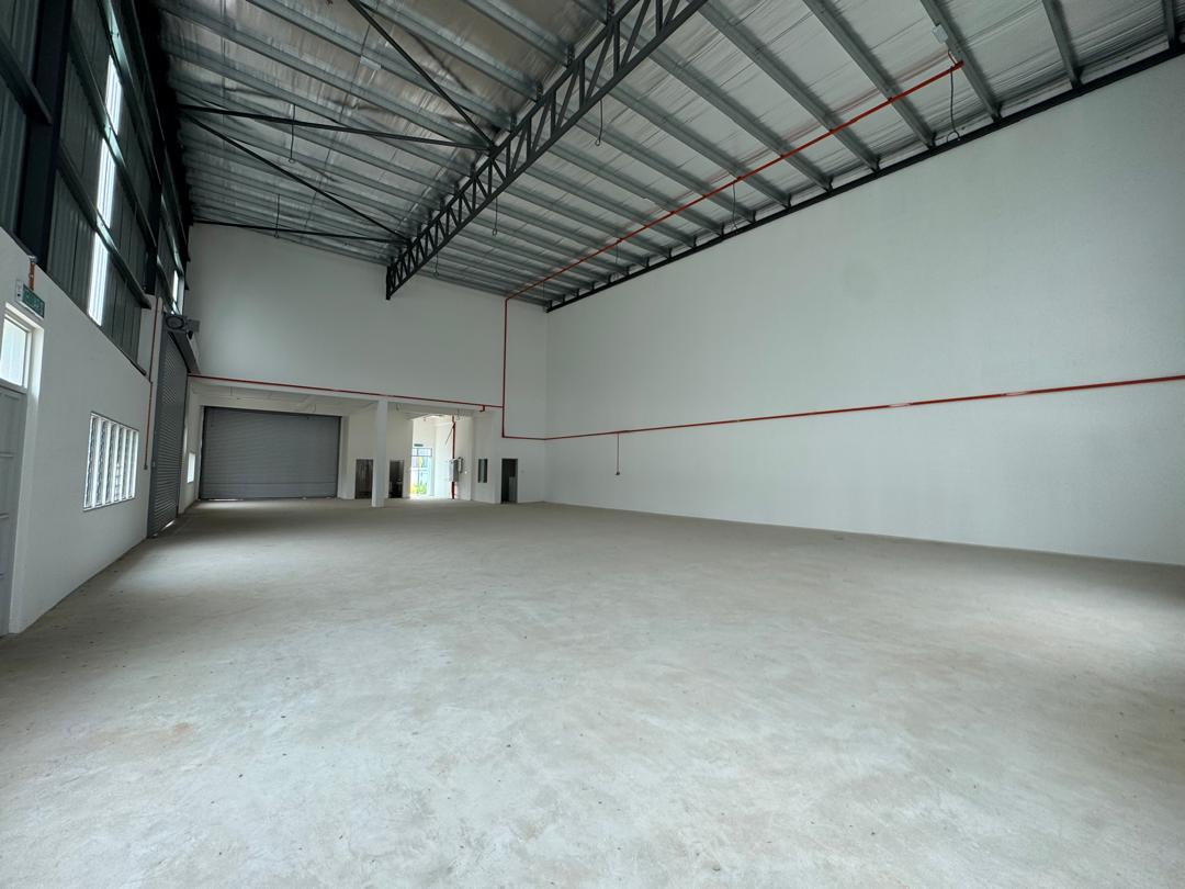 Taman Desa Idaman Senai 1.5-storey corner semi-detached factory for rent with 17,827 sq.ft. land area and 9-metre ceiling height.