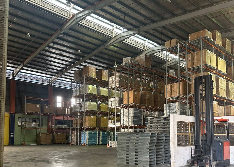 Permas Jaya 1.5-storey detached factory for sale or rent with 51,110 sq.ft. built-up area and 11.5-metre ceiling height.