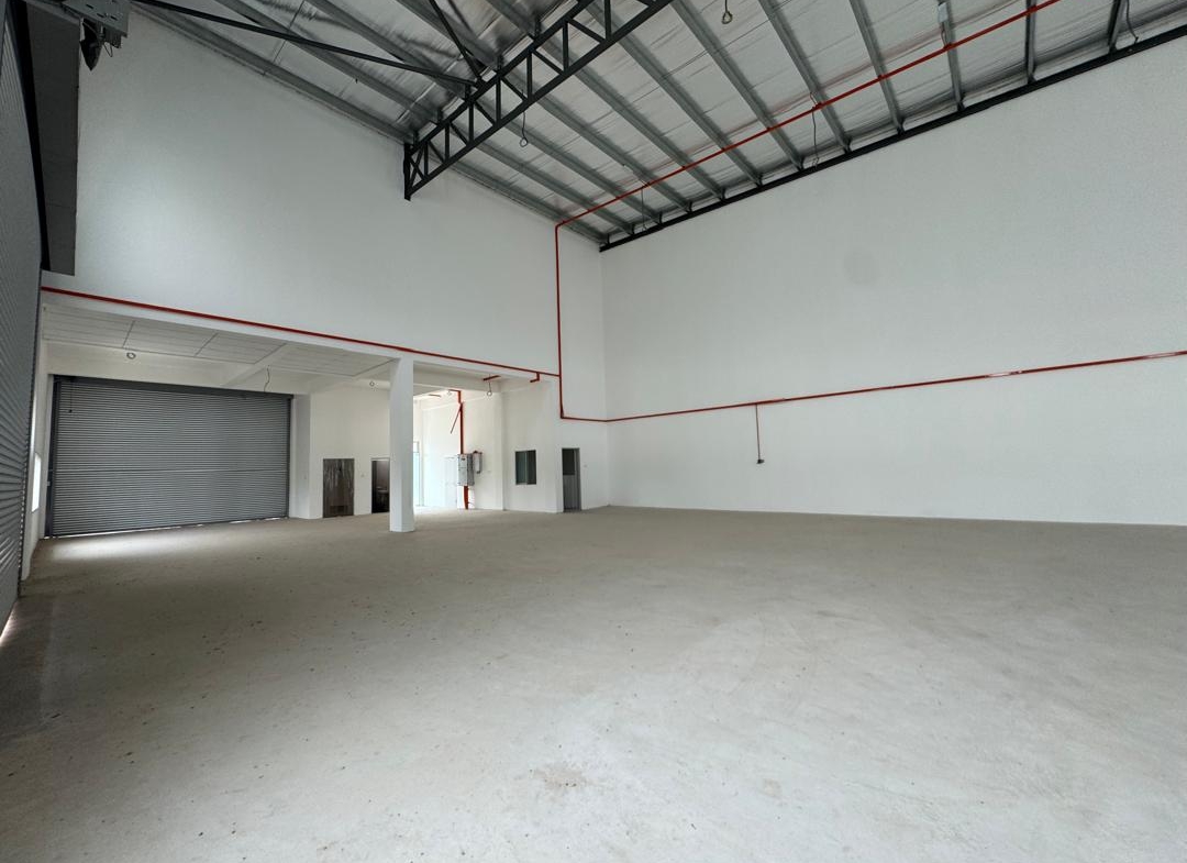 Taman Desa Idaman Senai 1.5-storey corner semi-detached factory for rent with 17,827 sq.ft. land area and 9-metre ceiling height.
