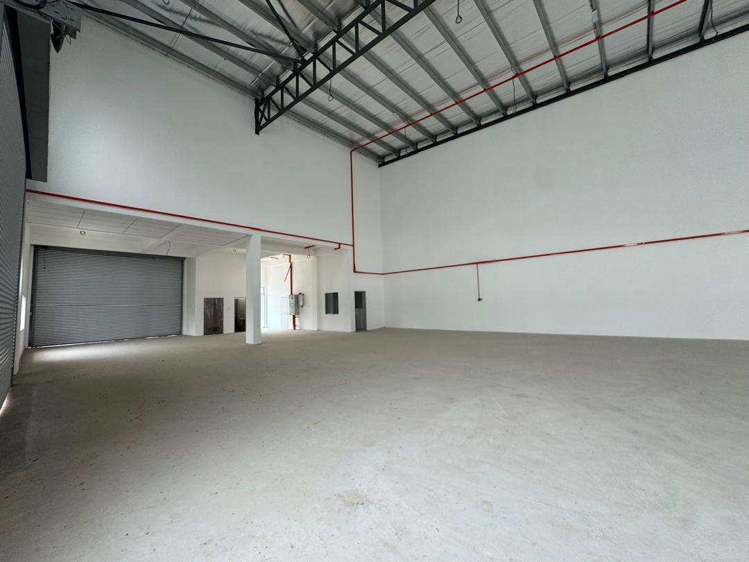 Taman Desa Idaman Senai 1.5-storey corner semi-detached factory for rent with 17,827 sq.ft. land area and 9-metre ceiling height.
