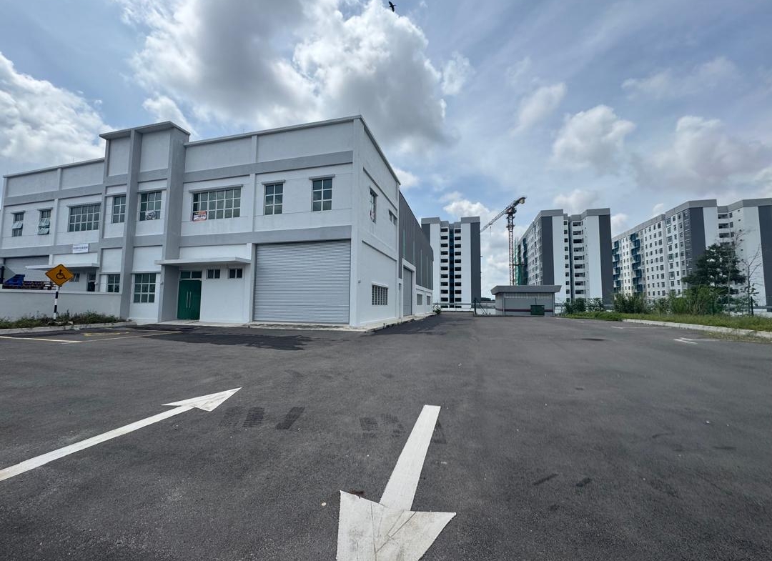 Taman Desa Idaman Senai 1.5-storey corner semi-detached factory for rent with 17,827 sq.ft. land area and 9-metre ceiling height.