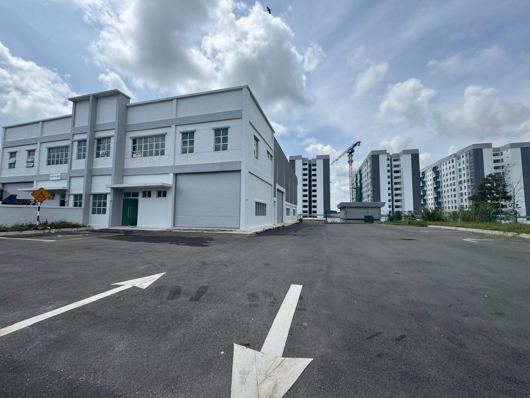 Taman Desa Idaman Senai 1.5-storey corner semi-detached factory for rent with 17,827 sq.ft. land area and 9-metre ceiling height.
