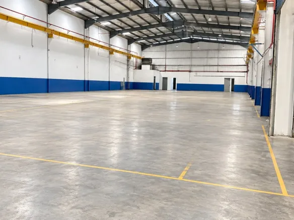 High-roof production floor with skylights inside the detached factory for rent in Jalan Cyber, Senai