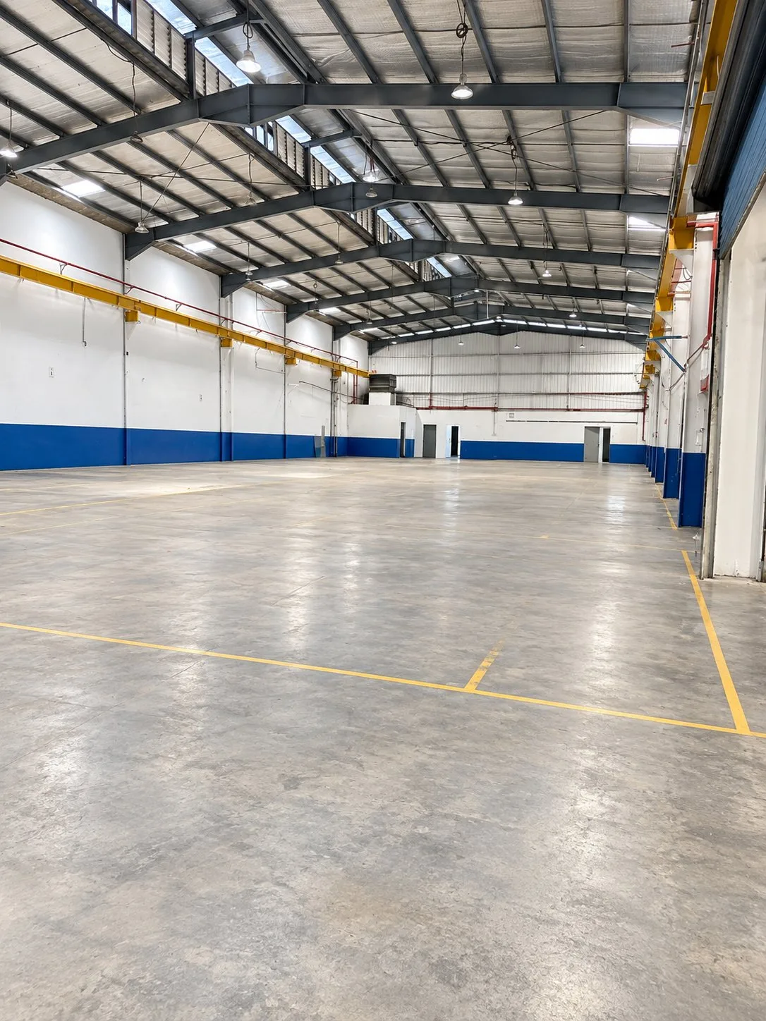 Jalan Cyber Senai factory for rent – production floor High-roof production floor with skylights inside the detached factory for rent in Jalan Cyber, Senai