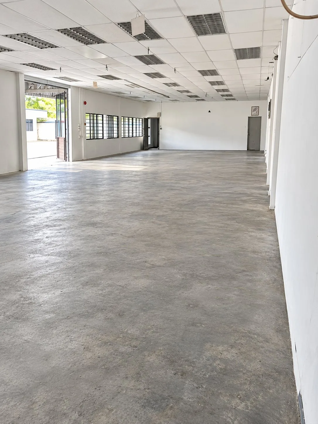 Jalan Cyber Senai factory for rent – ground floor Ground floor area with ceiling lights and windows in the detached factory for rent in Jalan Cyber, Senai