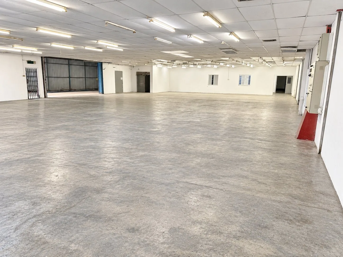 Jalan Cyber Senai factory for rent – open hall Large open hall with a false ceiling and roller shutter in the detached factory for rent in Jalan Cyber, Senai