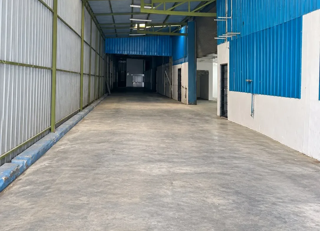 Covered side corridor along the detached factory for rent in Jalan Cyber, Senai
