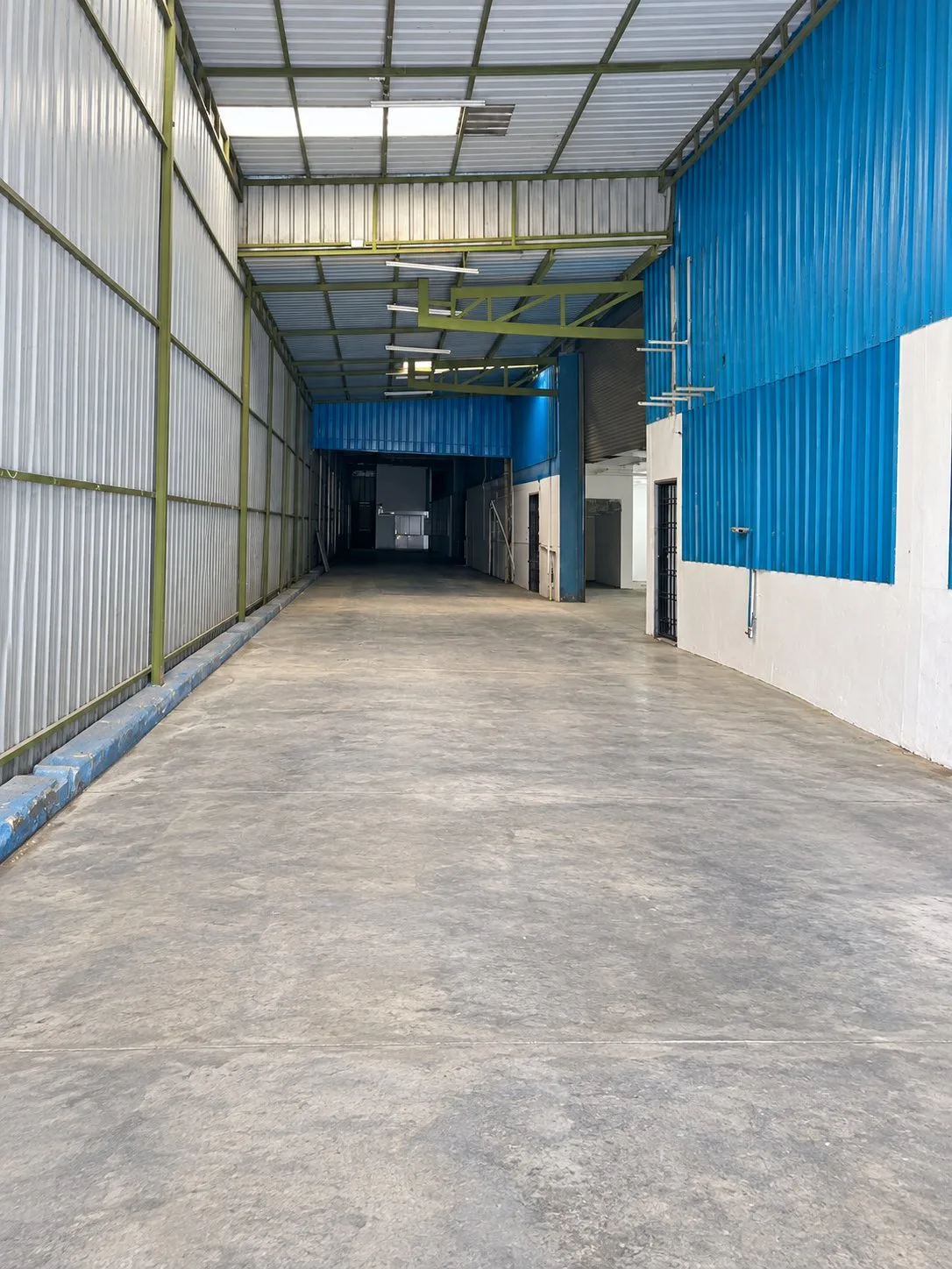 Jalan Cyber Senai factory for rent – side corridor Covered side corridor along the detached factory for rent in Jalan Cyber, Senai