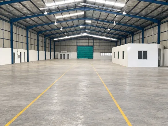 Open production floor with a steel roof, skylights and a small office inside the detached factory for rent in Seelong, Senai