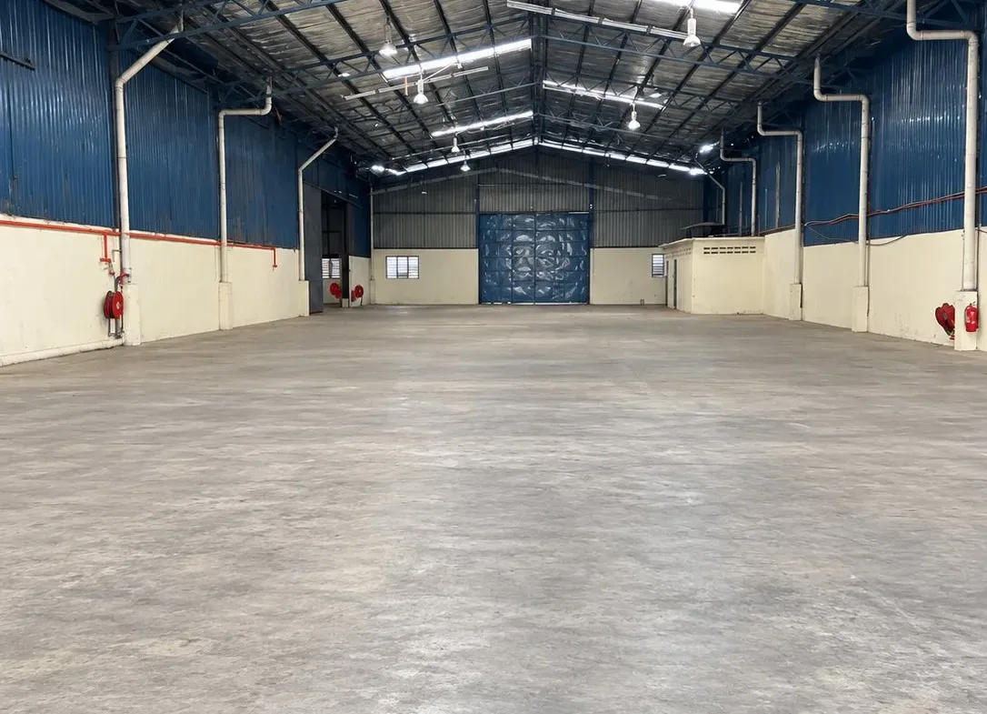 Long factory hall with roller shutter and fire hose reels in the detached factory for rent in Seelong, Senai