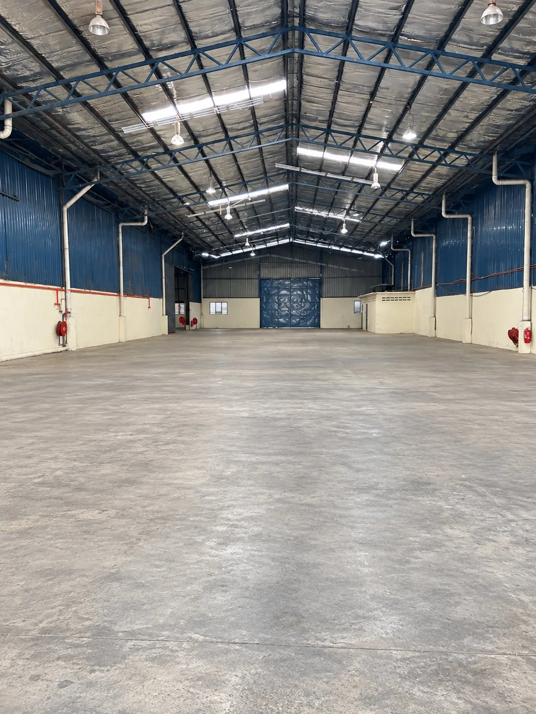 Seelong factory for rent – factory hall Long factory hall with roller shutter and fire hose reels in the detached factory for rent in Seelong, Senai