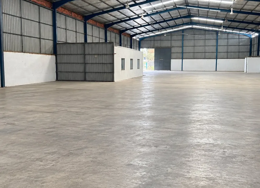 Concrete floor and side roller shutter inside the detached factory for rent in Seelong, Senai