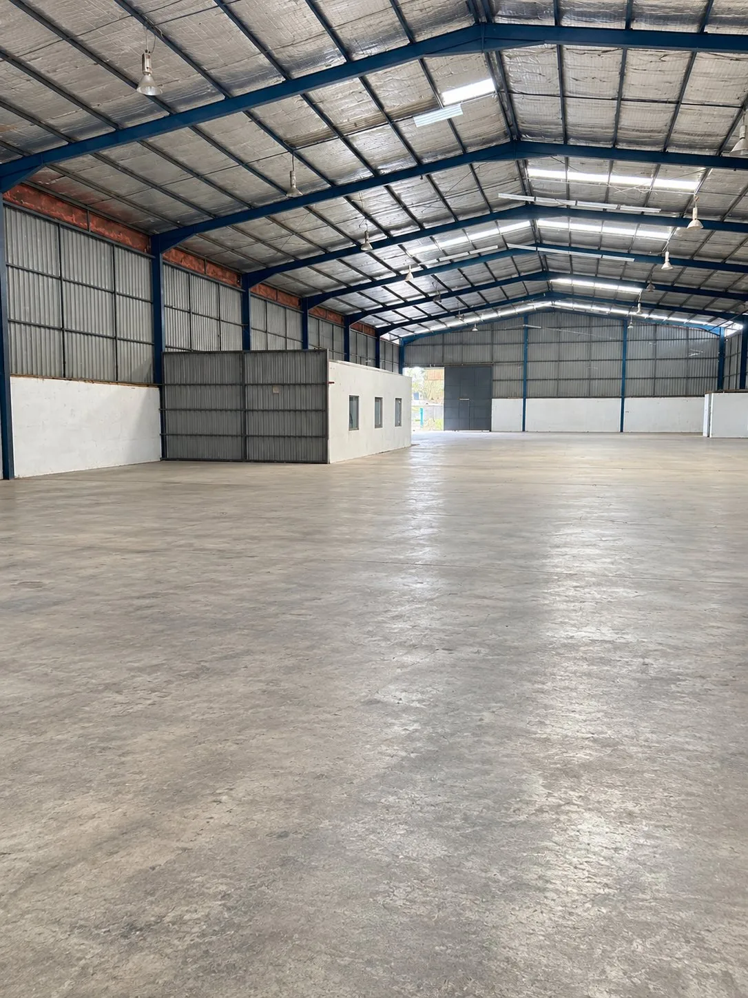 Seelong factory for rent – roller shutter Concrete floor and side roller shutter inside the detached factory for rent in Seelong, Senai