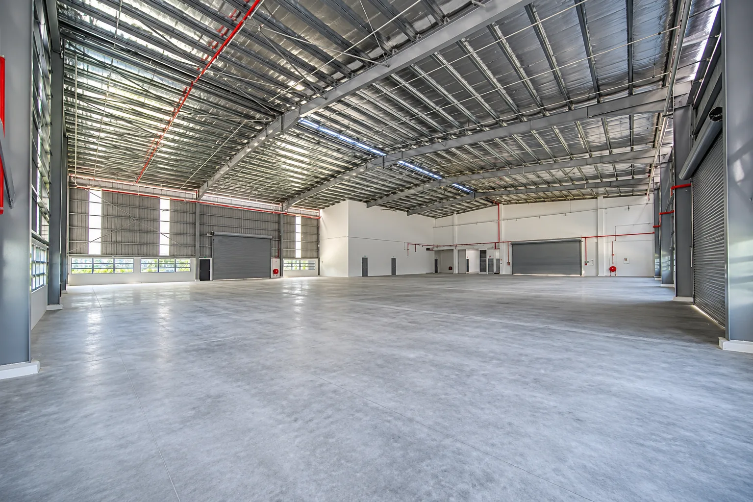 i-TechValley factory for sale – production floor Production floor with roller shutters of the detached factory for sale in i-TechValley, Gelang Patah