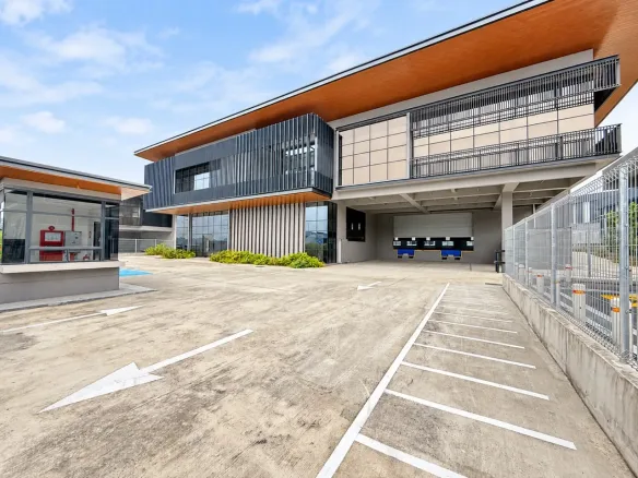 1.5-storey detached factory for rent in i-TechValley, Gelang Patah – front view and driveway